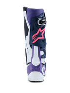 Botas Alpinestars Tech 10, botas de motocross, branco, violeta, azul marinho e rosa fluo, vista traseira com o logótipo da estrela Alpinestars em rosa, protetor de calcanhar violeta e painéis protetores coloridos de alto desempenho