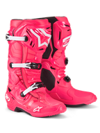 Botas Alpinestars Tech 10, botas de motocross, rosa diva e branco, com uma construção em compósito leve, sistema de fivelas triplo, estrutura protetora em TPU e o icónico logótipo da estrela na canela e biqueira, calçado profissional de competição todo-o-terreno.