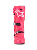 Botas Alpinestars Tech 10, botas de motocross, rosa diva e branco, vista frontal, com logótipo de estrela branca na placa da canela, concha de TPU durável com fivelas pretas e brancas, calçado profissional de corrida todo-o-terreno