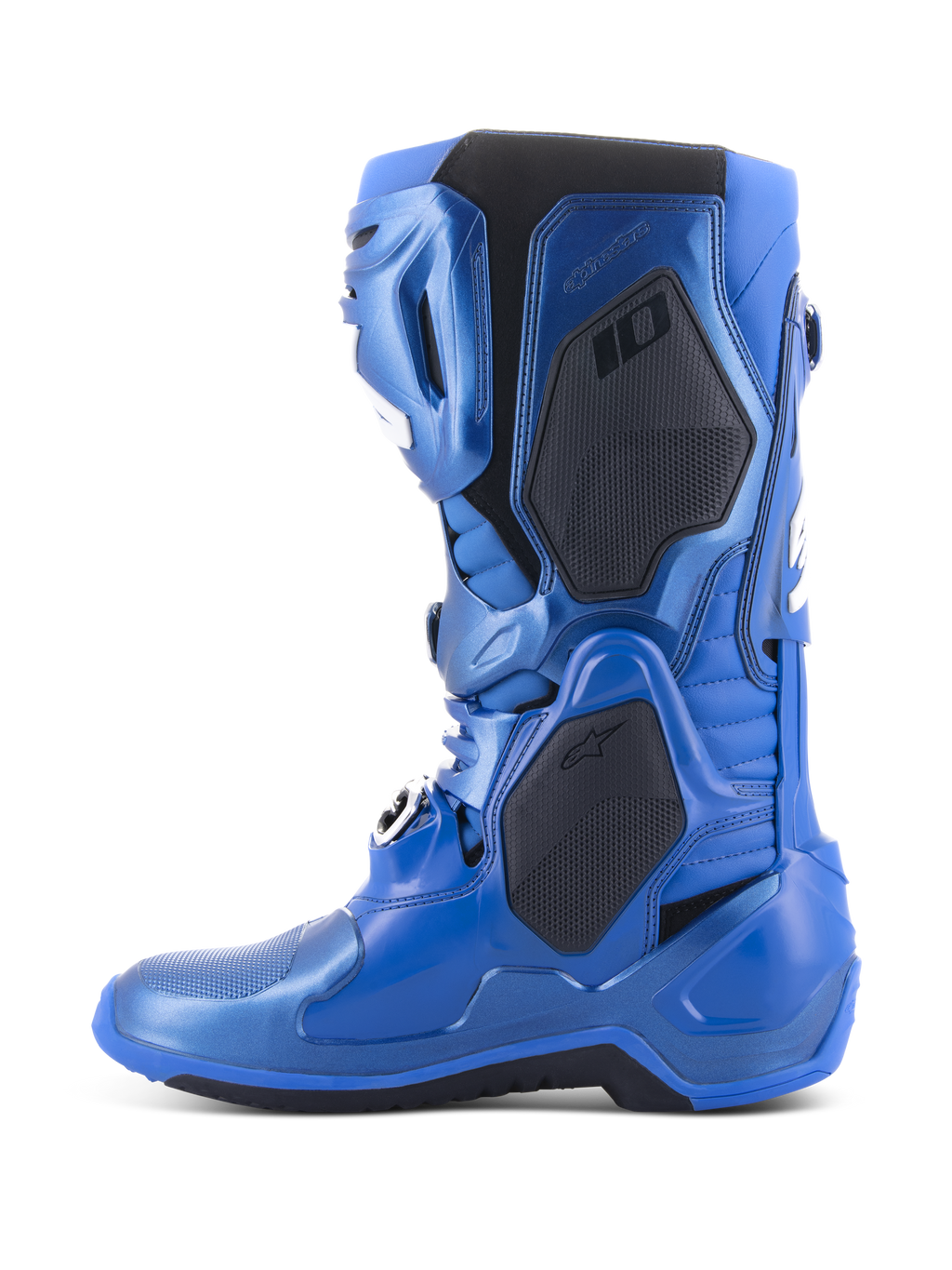 Botas Alpinestars Tech 10, botas de motocross, azul metálico e preto, vista de perfil lateral exibindo os painéis protetores pretos e o acabamento azul metálico, design técnico avançado para competições profissionais de motocross