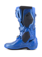 Botas Alpinestars Tech 10, botas de motocross, azul metálico e preto, vista de perfil lateral exibindo os painéis protetores pretos e o acabamento azul metálico, design técnico avançado para competições profissionais de motocross