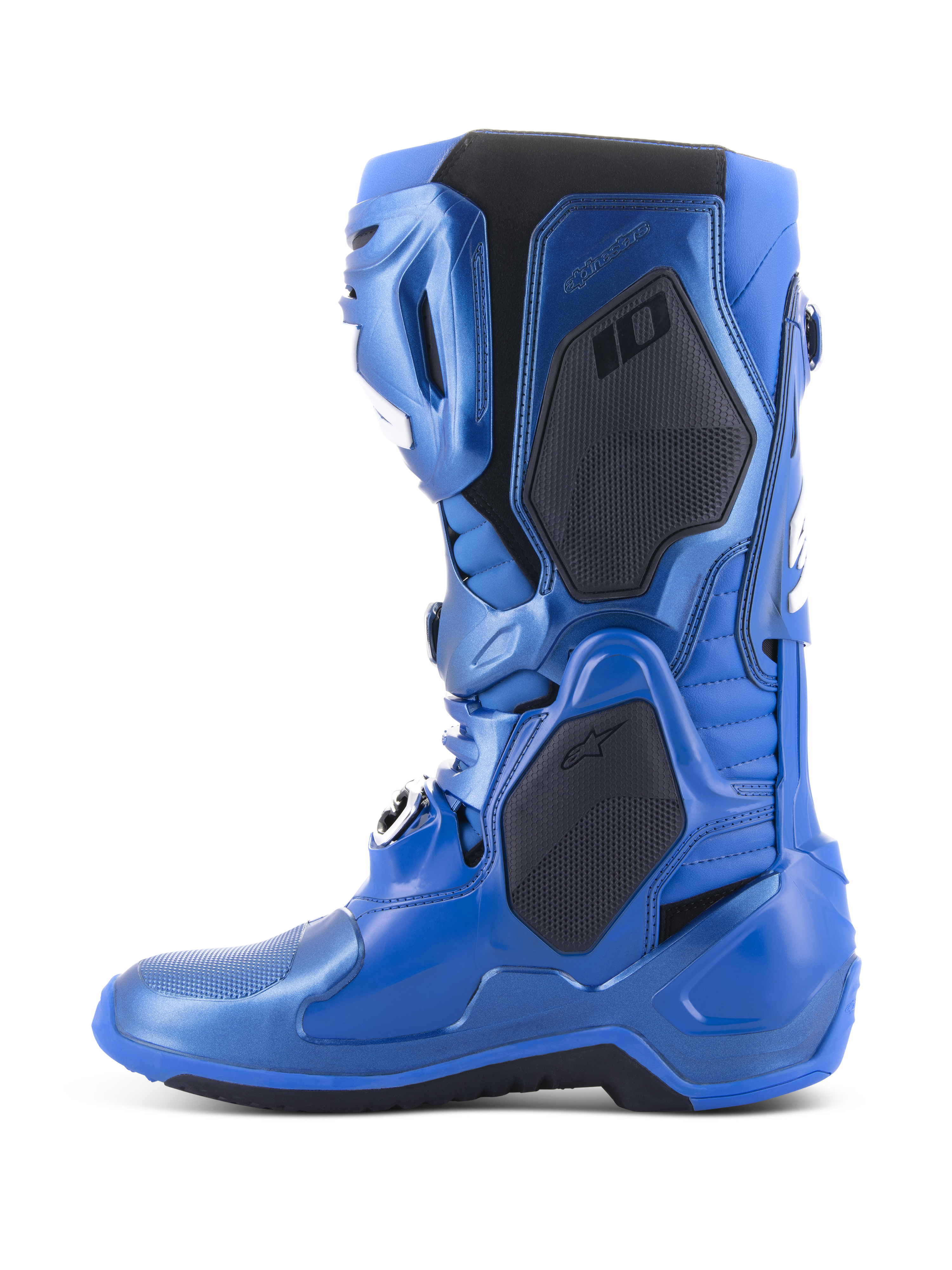 Botas Alpinestars Tech 10, botas de motocross, azul metálico e preto, vista de perfil lateral exibindo os painéis protetores pretos e o acabamento azul metálico, design técnico avançado para competições profissionais de motocross