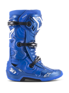 Botas de Motocross Alpinestars Tech 10, azuis com detalhes em branco e preto, perfil lateral, sistema de fecho triplo por fivelas, proteção de calcanhar DHCP, logótipo de estrela e marca Tech 10, sola robusta de alta aderência, equipamento profissional para corridas todo-o-terreno