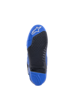 Botas Alpinestars Tech 10, azul e preto, vista detalhada da sola, apresentando um padrão de aderência preto texturado com um inserto central substituível, biqueira azul com logótipo branco e calcanhar azul, design de bota de motocross de alto desempenho