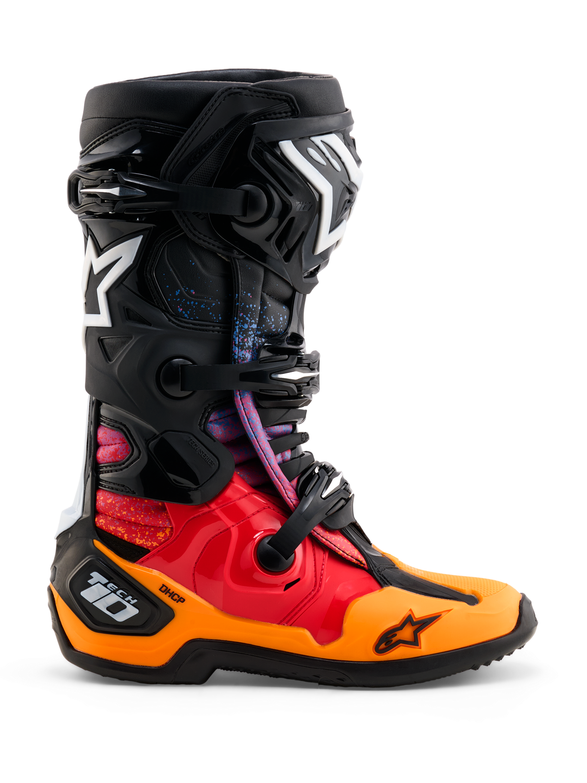 Botas Alpinestars Limited Edition Tech 10 Black Hole, botas de motocross, cor Black Burst com gradientes em vermelho e laranja e salpicos azuis, logótipos de estrela Alpinestars em branco, sistema de fecho de tripla fivela e chassis de calcanhar protetor DHCP, perfil lateral