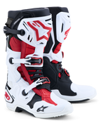 Botas Alpinestars Tech 10, botas de motocross em branco, preto e vermelho vivo, vista do par com destaque para as placas de proteção em TPU, sistema de fecho por fivelas e suporte de calcanhar DHCP.