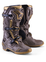 Botas Alpinestars Tech 10 Air Gold em castanho terra e dourado, com concha leve em TPU e sistema de fivela tripla.