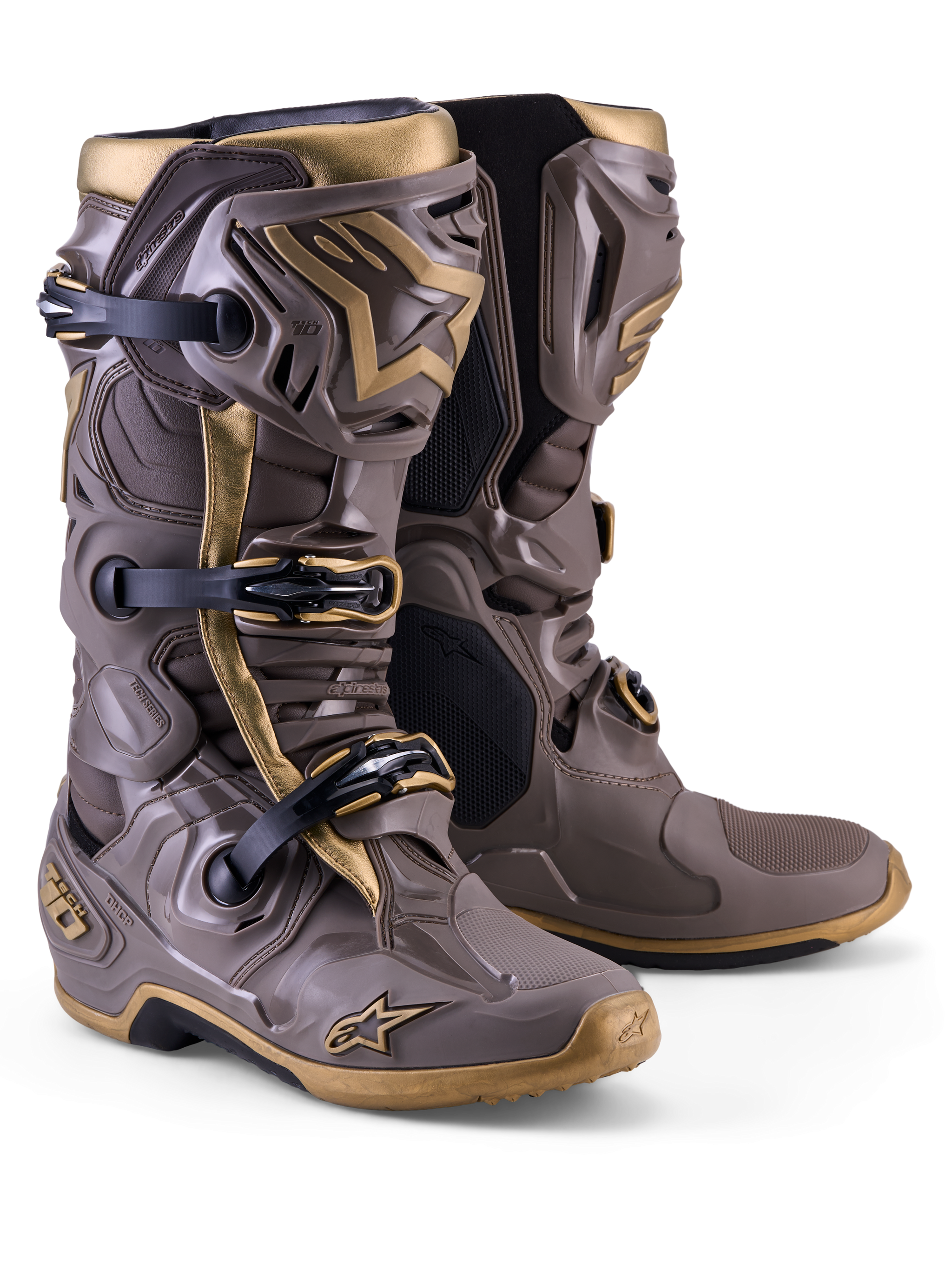 Botas Alpinestars Tech 10 Air Gold em castanho terra e dourado, com concha leve em TPU e sistema de fivela tripla.