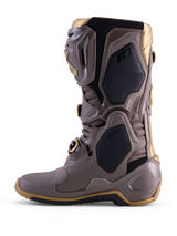 Botas Alpinestars Tech 10 Air Gold em Earth Brown Gold, com concha protetora em TPU e detalhes em dourado metálico.