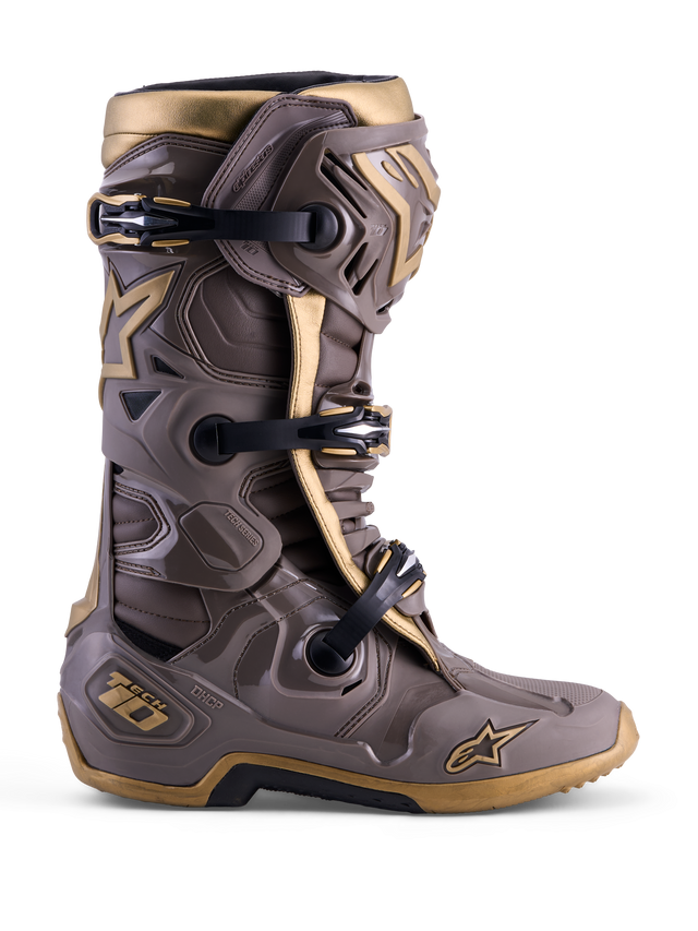 Bota de motocross Alpinestars Tech 10 Air Gold Edição Limitada em Earth Brown Gold com concha protetora em TPU.