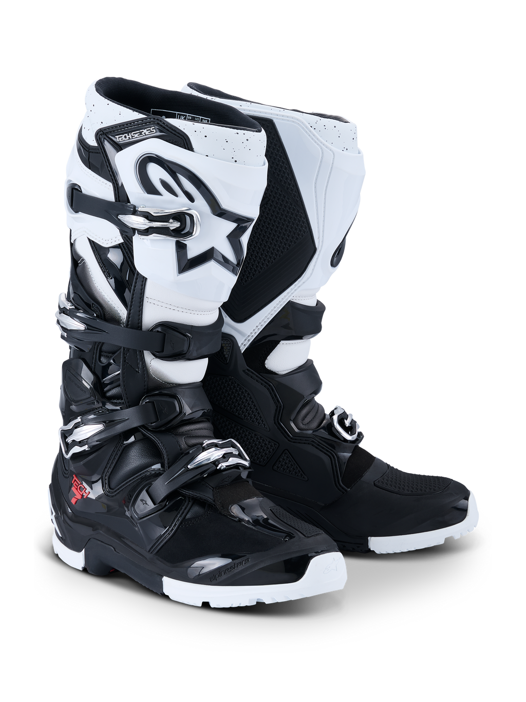 Botas Alpinestars 2026 Tech 7 Enduro, botas de motocross e enduro, pretas e brancas, com sistema de fecho de quatro fivelas, logótipo Astar branco proeminente na canela, painéis de proteção em TPU e sola de enduro especializada para aderência fora de estrada.