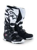 Botas Alpinestars 2026 Tech 7 Enduro, botas de motocross e enduro, pretas e brancas, com sistema de fecho de quatro fivelas, logótipo Astar branco proeminente na canela, painéis de proteção em TPU e sola de enduro especializada para aderência fora de estrada.