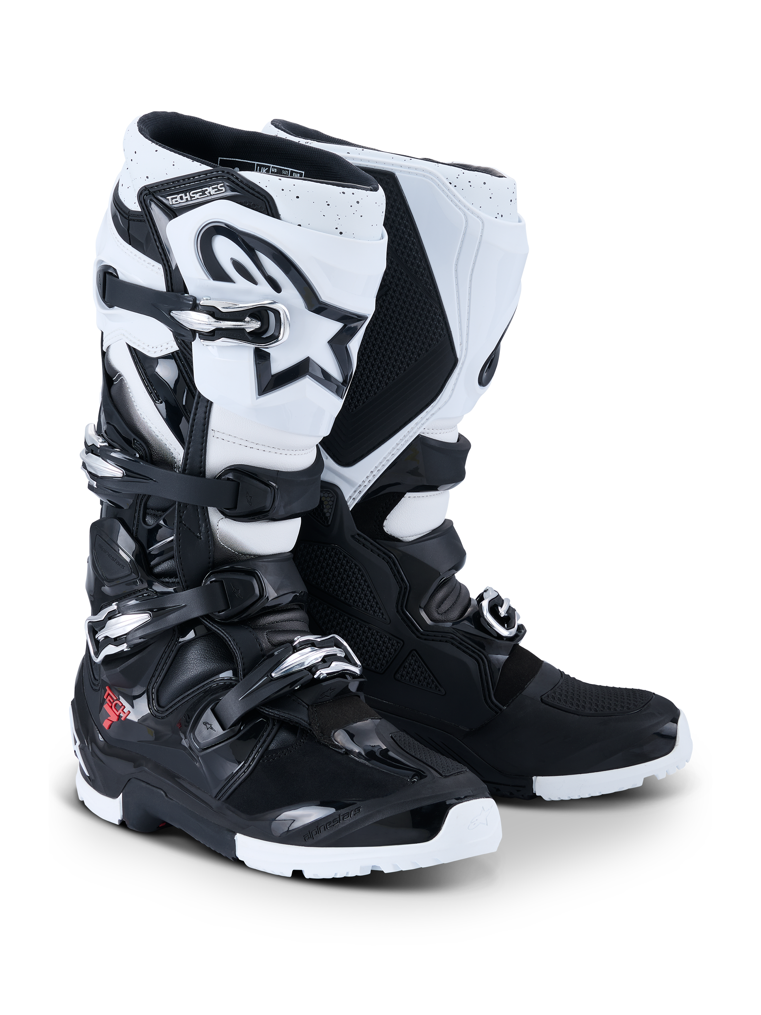 Botas Alpinestars 2026 Tech 7 Enduro, botas de motocross e enduro, pretas e brancas, com sistema de fecho de quatro fivelas, logótipo Astar branco proeminente na canela, painéis de proteção em TPU e sola de enduro especializada para aderência fora de estrada.