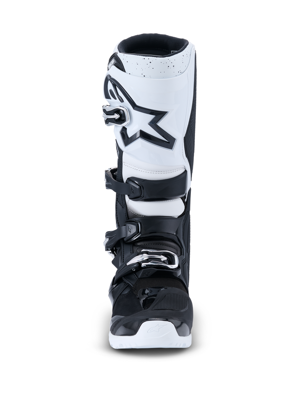 Botas Alpinestars 2026 Tech 7 Enduro, botas de motocross, pretas e brancas, vista frontal apresentando uma placa de canela branca com logótipo de estrela preto, sistema de fecho de quatro fivelas e sola exterior branca durável