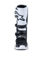 Botas Alpinestars 2026 Tech 7 Enduro, botas de motocross, pretas e brancas, vista frontal apresentando uma placa de canela branca com logótipo de estrela preto, sistema de fecho de quatro fivelas e sola exterior branca durável