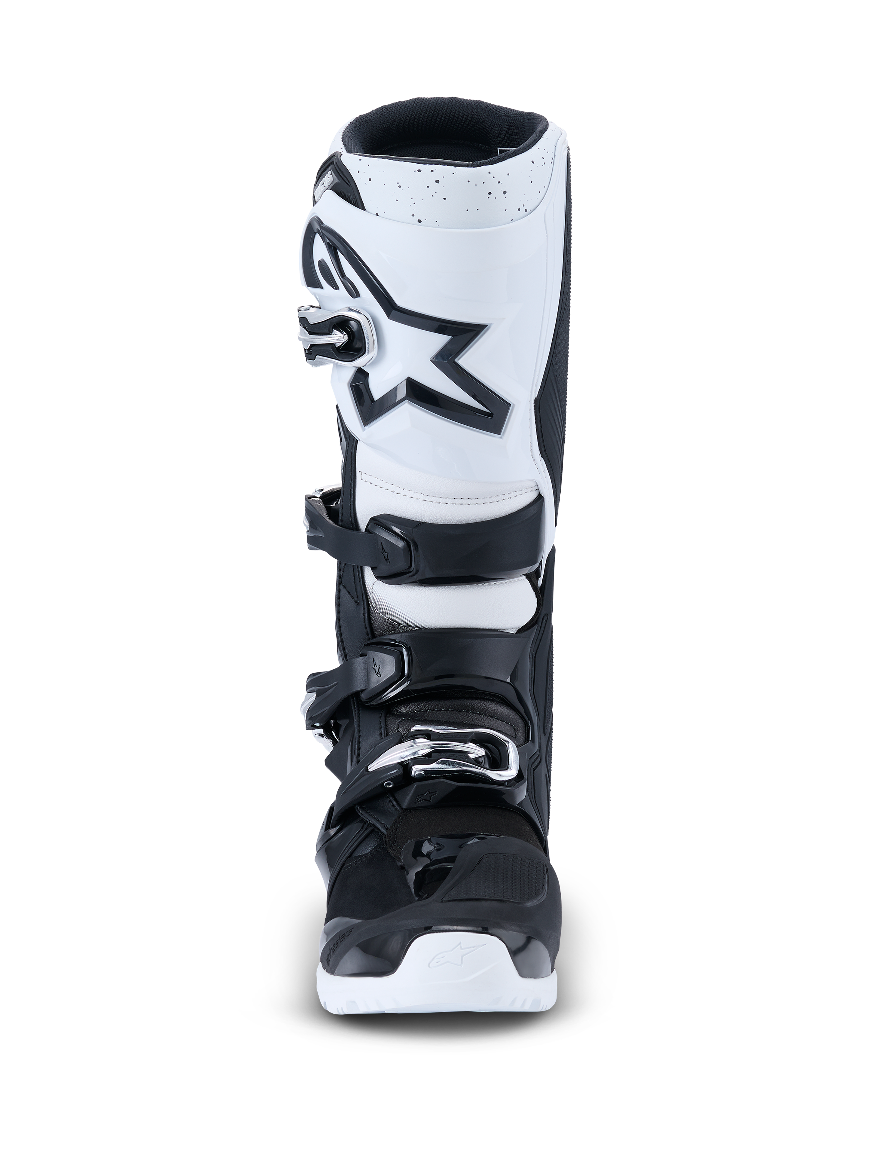 Botas Alpinestars 2026 Tech 7 Enduro, botas de motocross, pretas e brancas, vista frontal apresentando uma placa de canela branca com logótipo de estrela preto, sistema de fecho de quatro fivelas e sola exterior branca durável