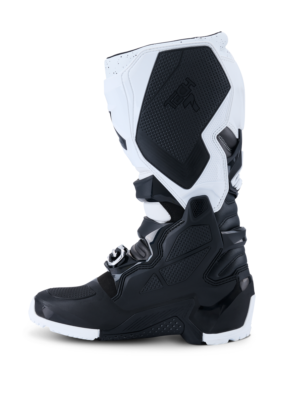 Alpinestars 2026 Tech 7 Enduro Boots, botas de motocross, pretas e brancas, vista de perfil lateral mostrando painéis de proteção em TPU duráveis, secção de aderência medial texturizada com a marca Tech 7 e sistema de fecho com fivelas de alta resistência para condução off-road