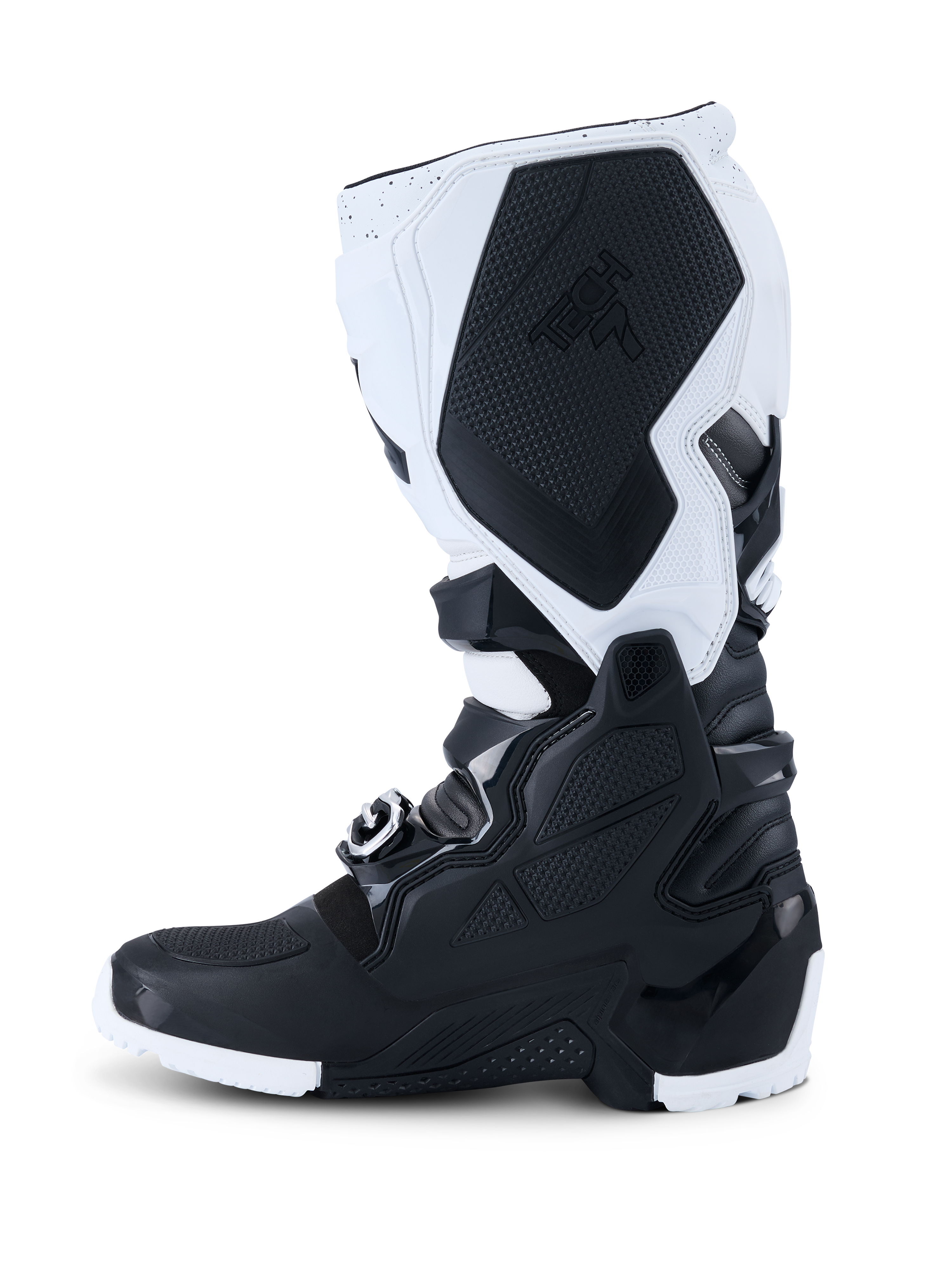 Alpinestars 2026 Tech 7 Enduro Boots, botas de motocross, pretas e brancas, vista de perfil lateral mostrando painéis de proteção em TPU duráveis, secção de aderência medial texturizada com a marca Tech 7 e sistema de fecho com fivelas de alta resistência para condução off-road