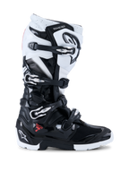 Botas Alpinestars 2026 Tech 7 Enduro, botas de motociclismo off-road, pretas e brancas, com quatro fivelas metálicas, painéis de proteção em TPU de alto impacto, sola de composto duplo robusta e logótipo Alpinestars em destaque no calcanhar e na canela