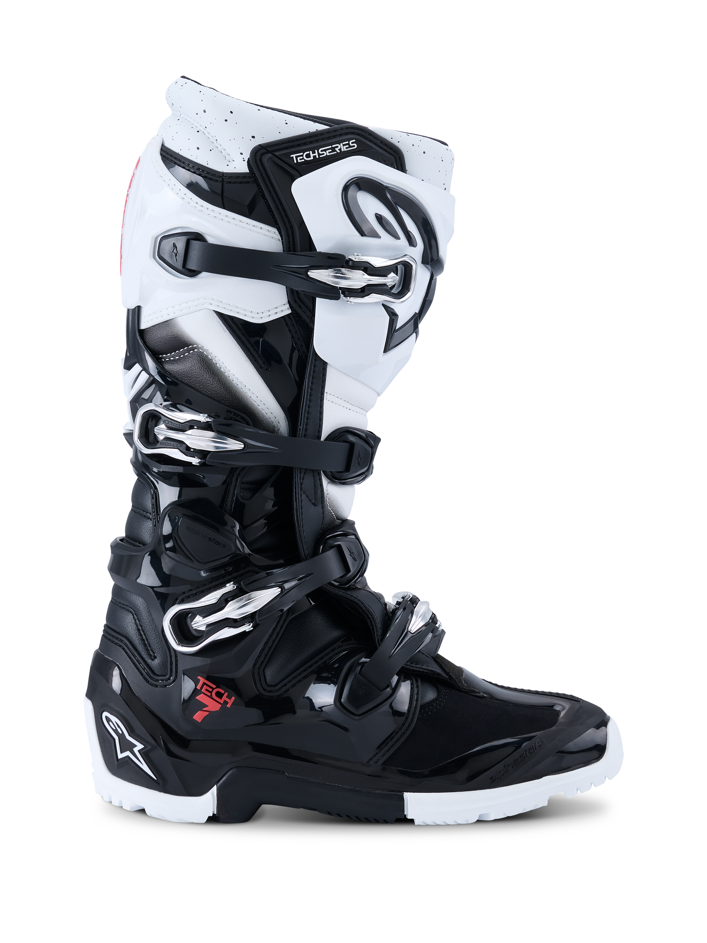 Botas Alpinestars 2026 Tech 7 Enduro, botas de motociclismo off-road, pretas e brancas, com quatro fivelas metálicas, painéis de proteção em TPU de alto impacto, sola de composto duplo robusta e logótipo Alpinestars em destaque no calcanhar e na canela