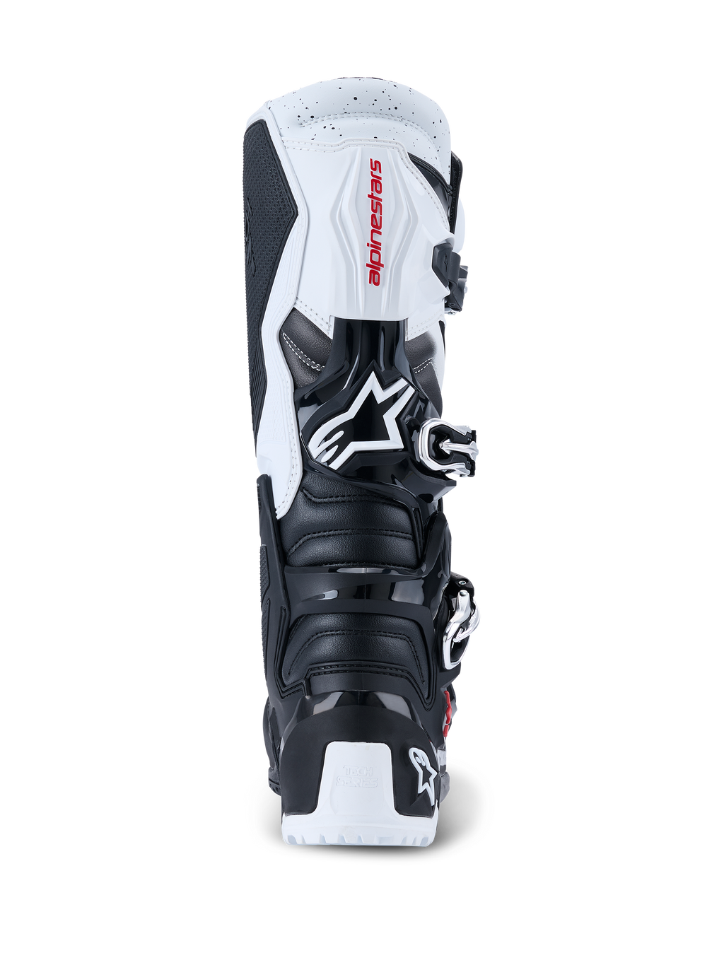 Botas Alpinestars 2026 Tech 7 Enduro, botas de motocross e enduro, pretas e brancas, vista traseira que mostra as placas de proteção em TPU no calcanhar e na panturrilha, marca Alpinestars a vermelho no painel superior branco e sistema de fecho com fivelas prateadas, concebidas para condução fora de estrada de alto desempenho.