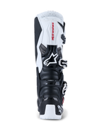 Botas Alpinestars 2026 Tech 7 Enduro, botas de motocross e enduro, pretas e brancas, vista traseira que mostra as placas de proteção em TPU no calcanhar e na panturrilha, marca Alpinestars a vermelho no painel superior branco e sistema de fecho com fivelas prateadas, concebidas para condução fora de estrada de alto desempenho.