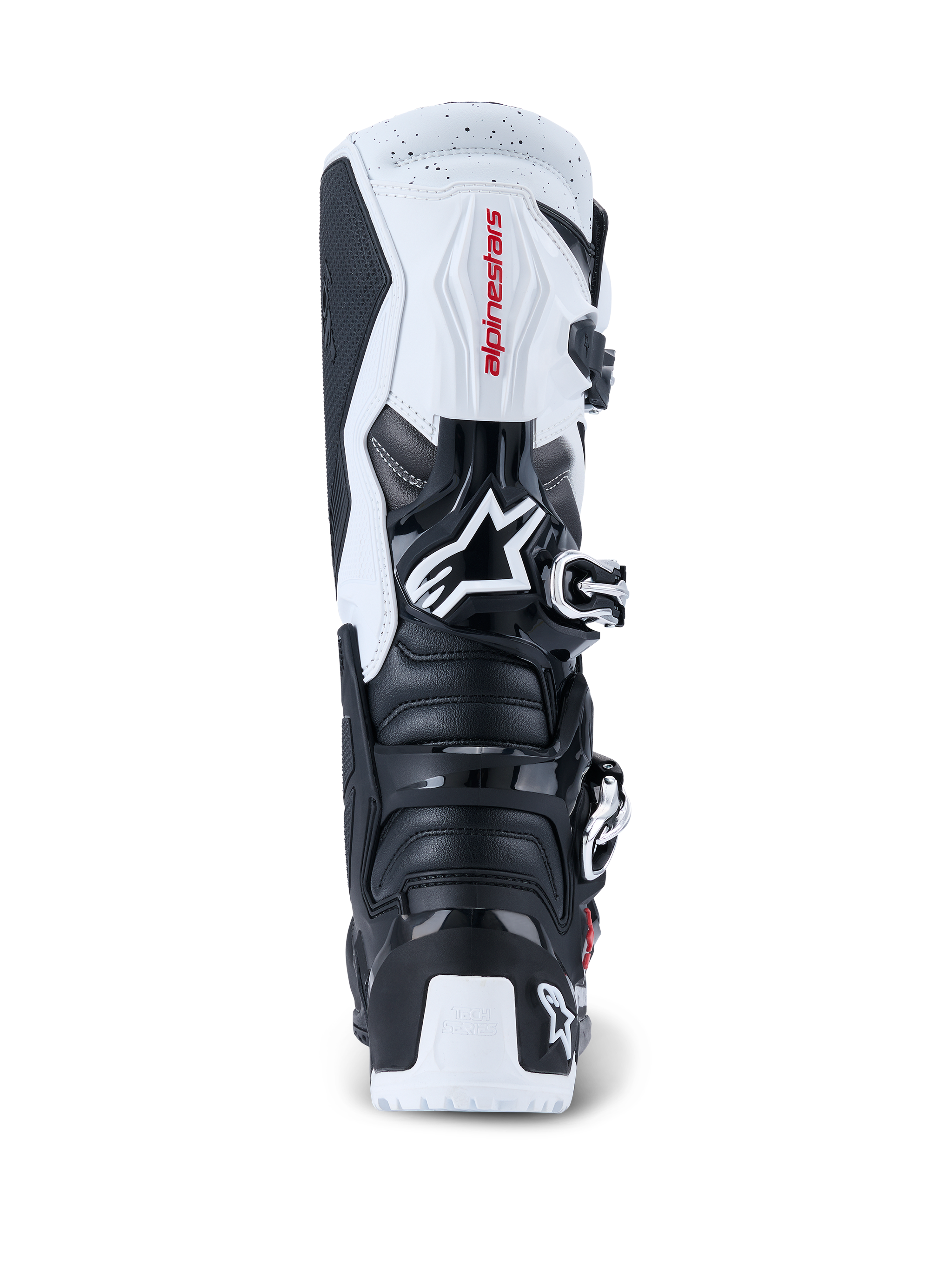 Botas Alpinestars 2026 Tech 7 Enduro, botas de motocross e enduro, pretas e brancas, vista traseira que mostra as placas de proteção em TPU no calcanhar e na panturrilha, marca Alpinestars a vermelho no painel superior branco e sistema de fecho com fivelas prateadas, concebidas para condução fora de estrada de alto desempenho.