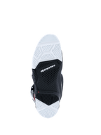 Botas Alpinestars 2026 Tech 7 Enduro, vista inferior da sola, sola de composto duplo em preto e branco com padrão de rasto texturizado, logótipo Alpinestars no centro, concebida para durabilidade e aderência em terrenos off-road