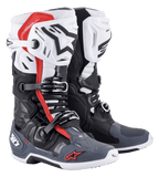 Botas Alpinestars Tech 10 Supervented, botas de motocross, pretas, brancas, cinzento médio e vermelhas, com caneleiras ventiladas, construção em microfibra perfurada para fluxo de ar, sistema de fecho de fivelas múltiplas e logótipos Alpinestars na biqueira e no calcanhar.