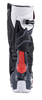 Botas Alpinestars Tech 10 Supervented, botas de motocross, vista traseira em preto, branco, cinzento médio e vermelho, com protetor de lâmina traseira vermelho, zonas perfuradas para ventilação e estrutura em TPU de alto desempenho com fecho de fivela seguro.
