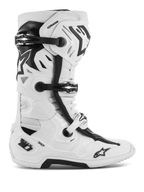 Botas Alpinestars Tech 10 Supervented, botas de motocross todo-o-terreno, brancas e pretas, com múltiplas fivelas ajustáveis, painéis de ventilação perfurados e um design de cano alto robusto e protetor