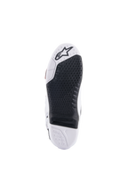 Botas Alpinestars Tech 10 Supervented, vista da sola branca e preta, design de aderência em favo de mel estendido, inserção central preta substituível, biqueira branca com logótipo de estrela Alpinestars, otimizada para controlo nos apoios de pés de motocross