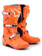 Botas Alpinestars Tech 10 Supervented, botas de motocross, cor de laranja fluo com detalhes em branco e preto, com fivelas ajustáveis brancas, placa de canela em TPU ventilada e logótipo Alpinestars de destaque, calçado de alta performance para corridas todo-o-terreno
