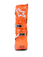 Botas Alpinestars Tech 10 Supervented, Laranja Fluo, Preto e Branco, vista frontal de uma bota de motocross laranja néon brilhante, logótipo da estrela Alpinestars branco na placa da canela, fivelas mecânicas e entradas de ventilação perfuradas para performance todo-o-terreno
