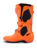 Botas Alpinestars Tech 10 Supervented, botas de motocross, cor de laranja fluorescente e preto, vista de perfil lateral, com estrutura de TPU ventilada, painéis de malha para fluxo de ar e sistema de fivelas ajustáveis, equipamento de corrida todo-o-terreno de alta performance