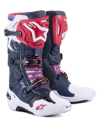 Alpinestars Tech 10 Supervented Boots, botas de motocross, Night Navy White Rainbow, com caneleiras vermelhas e logótipo de estrela branca, múltiplas fivelas pretas e painéis de malha perfurada para um elevado fluxo de ar