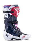 Botas Alpinestars Tech 10 Supervented, botas de motocross, cor Night Navy White Rainbow, vista de perfil lateral, com estrutura azul-marinho e branca, detalhes vermelhos, fivelas pretas e gradiente de roxo a vermelho no topo, construção ventilada de alta performance para proteção em todo-o-terreno