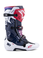 Botas Alpinestars Tech 10 Supervented, botas de motocross, cor Night Navy White Rainbow, vista de perfil lateral, com estrutura azul-marinho e branca, detalhes vermelhos, fivelas pretas e gradiente de roxo a vermelho no topo, construção ventilada de alta performance para proteção em todo-o-terreno