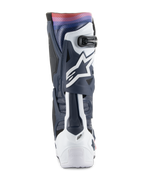 Botas Alpinestars Tech 10 Supervented, botas de motocross, Night Navy White Rainbow, vista traseira mostrando a estrutura em TPU azul-marinho e branca com um gradiente arco-íris vibrante no topo, apresentando o logótipo Astars branco e painéis ventilados para desempenho todo-o-terreno.