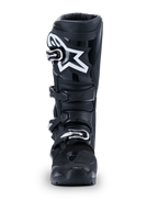 Botas Alpinestars 2026 Tech 7 Enduro Drystar®, botas de motocross pretas, vista frontal, com um sistema de fecho durável de quatro fivelas e logótipo de estrela branco proeminente na zona da canela, concebidas para performance em todo-o-terreno e enduro