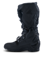 Botas Alpinestars 2026 Tech 7 Enduro Drystar®, pretas, vista de perfil lateral medial com proteção extensiva em TPU, sistema de pivô duplo e painéis de aderência texturizados especializados para controlo da moto, construção impermeável para competições de off-road e enduro