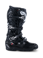 Alpinestars 2026 Tech 7 Enduro Drystar® Boots, botas de motociclismo off-road pretas, vista de perfil com quatro fechos de fivela prateados, sola enduro de composto duplo robusta e proteção TPU extensa com acabamentos em preto mate e brilhante.