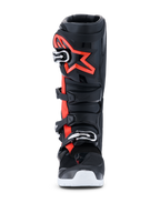Botas Alpinestars 2026 Tech 7 Enduro Drystar®, botas de motocross e enduro, preto, vermelho fluorescente e branco, vista frontal, com sistema de fecho de quatro fivelas, placa de canela em TPU reforçada com um grande logótipo Alpinestars vermelho e sola branca, concebidas para desempenho impermeável em off-road.