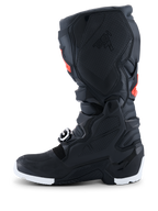 Botas Alpinestars 2026 Tech 7 Enduro Drystar®, botas de motocross para enduro, pretas com detalhes em vermelho fluo e branco, vista de perfil lateral realçando o painel de aderência medial em TPU com textura em favo de mel e sola branca, construção impermeável duradoura para desempenho em todo-o-terreno