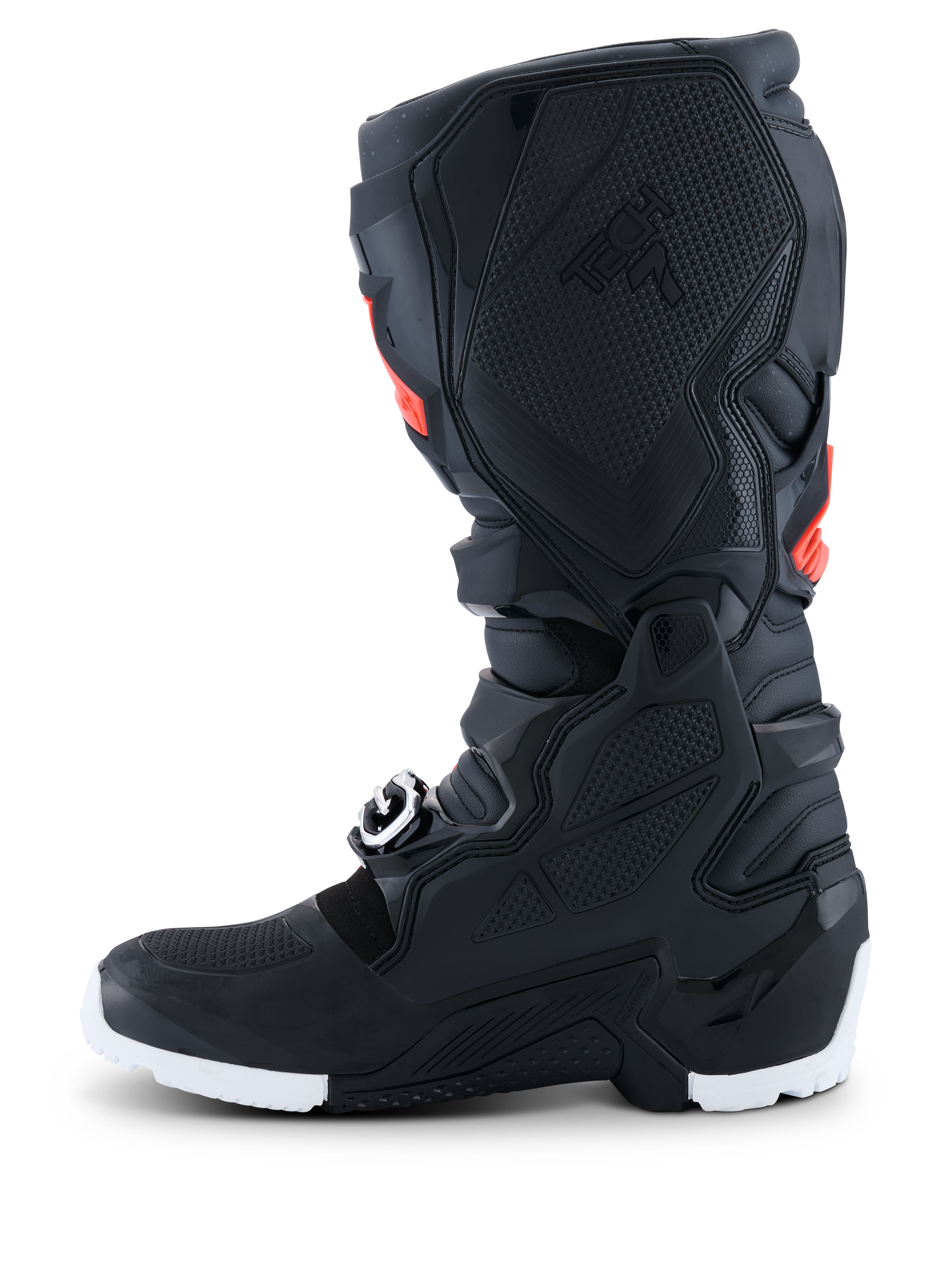 Botas Alpinestars 2026 Tech 7 Enduro Drystar®, botas de motocross para enduro, pretas com detalhes em vermelho fluo e branco, vista de perfil lateral realçando o painel de aderência medial em TPU com textura em favo de mel e sola branca, construção impermeável duradoura para desempenho em todo-o-terreno
