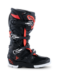 Botas Alpinestars 2026 Tech 7 Enduro Drystar®, calçado de motocross e enduro, preto, vermelho fluo e branco, perfil lateral mostrando quatro fivelas prateadas e pretas, estrutura reforçada em TPU e sola robusta específica de enduro em branco e preto, com a marca Drystar e logótipo Tech 7