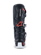 Botas Alpinestars 2026 Tech 7 Enduro Drystar®, botas de motocross e enduro, pretas, vermelho fluo e branco, vista traseira destacando a concha protetora em TPU, o logótipo Alpinestars, a área do pivô biomecânico e o reforço branco na sola inferior.