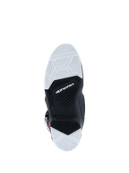Botas Alpinestars 2026 Tech 7 Enduro Drystar®, vista da sola inferior, composto de borracha de dupla densidade em preto e branco, padrões de aderência geométricos texturizados, logótipo Alpinestars e indicador de limite de desgaste, concebidas para tração off-road e enduro
