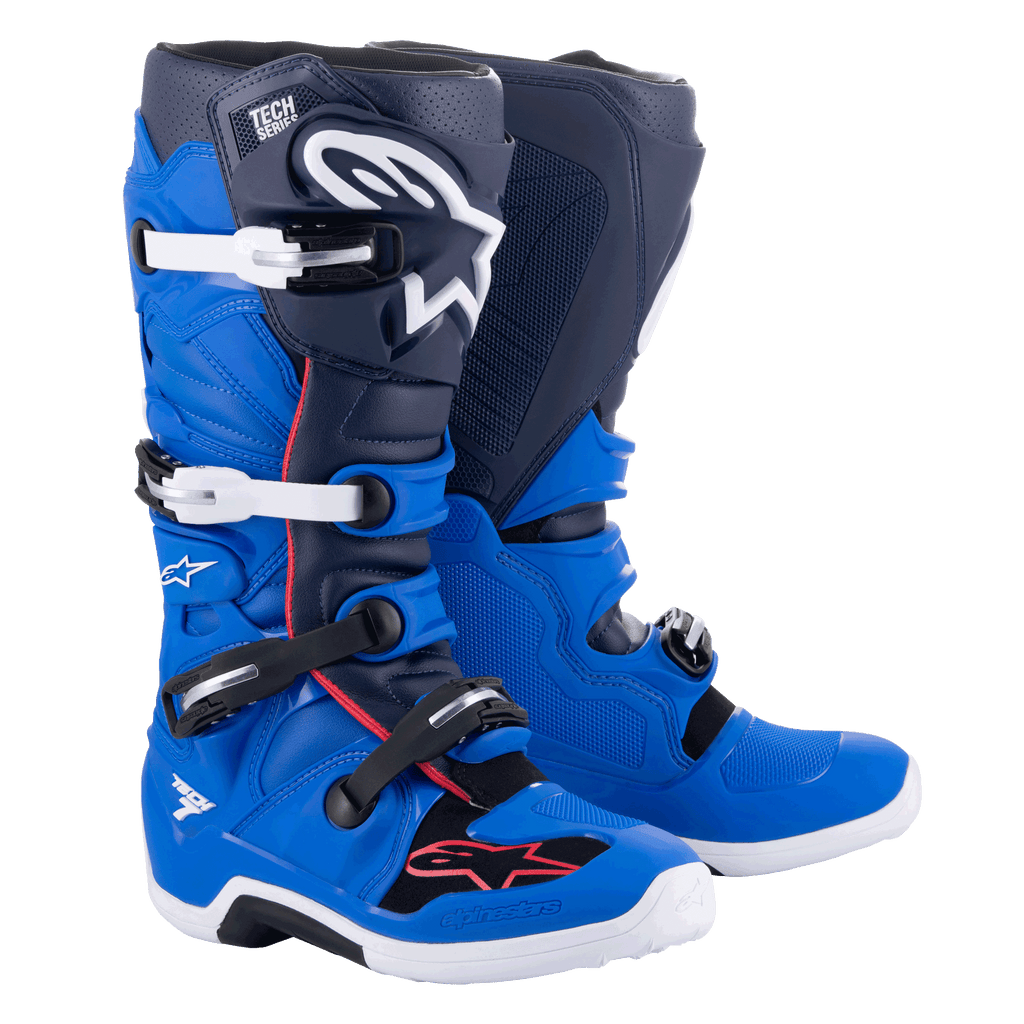 Botas Alpinestars Tech 7, botas de motocross, azul Alpine, azul marinho e vermelho brilhante, com fivelas de alumínio brancas e pretas, logótipo de estrela branco grande na canela e solas brancas resistentes, equipamento de proteção para corridas todo-o-terreno