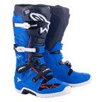 Botas Alpinestars Tech 7, botas de motocross, azul Alpine, azul marinho e vermelho brilhante, com fivelas de alumínio brancas e pretas, logótipo de estrela branco grande na canela e solas brancas resistentes, equipamento de proteção para corridas todo-o-terreno